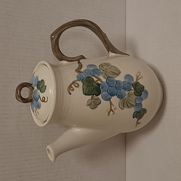 Vintage Metlox Poppytrail Teapot with Blue Grapes - Picture 2 of 16